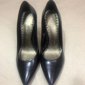 BCBG leather navy blue pearlescent pumps.